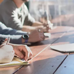 La Justicia autorizó a la madre a permanecer en el hogar conyugal junto a su hijo hasta la mayoría de edad, priorizando el interés superior del niño tras el cese de la convivencia.